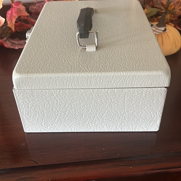 Vintage Metal Cash Money Box with 2 Keys - Picture 3 of 11